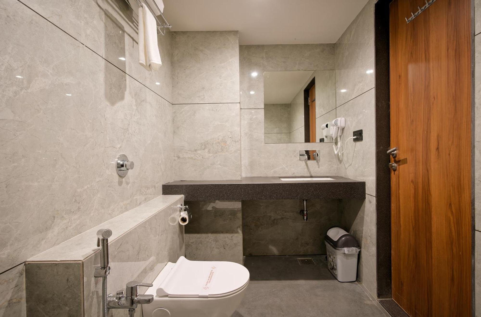 Plenteous Inn Ahmedabad Eksteriør billede