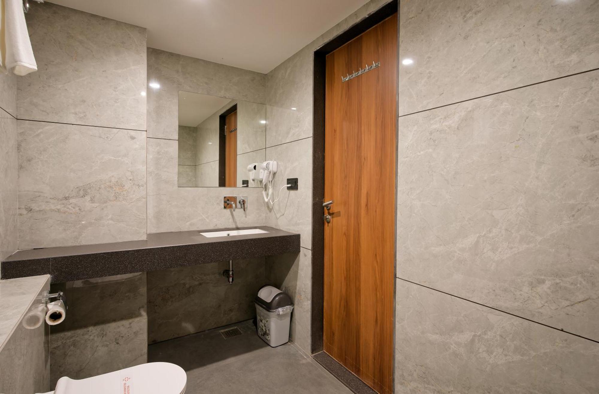 Plenteous Inn Ahmedabad Eksteriør billede