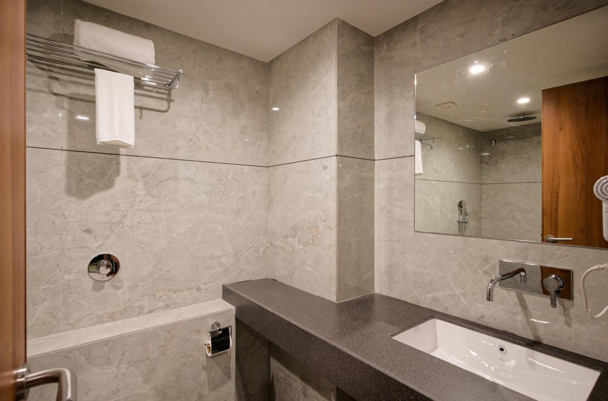 Plenteous Inn Ahmedabad Eksteriør billede