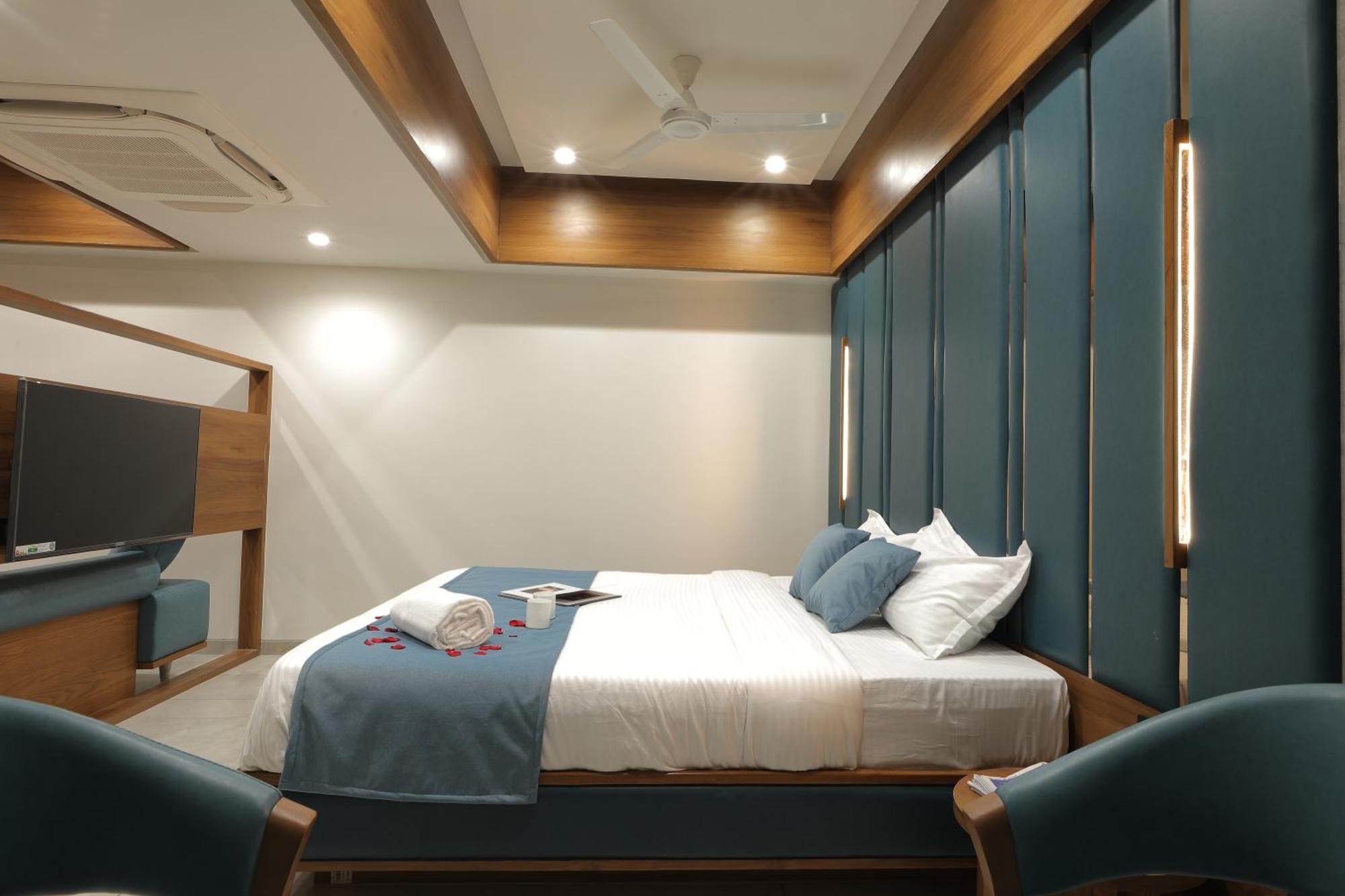 Plenteous Inn Ahmedabad Eksteriør billede