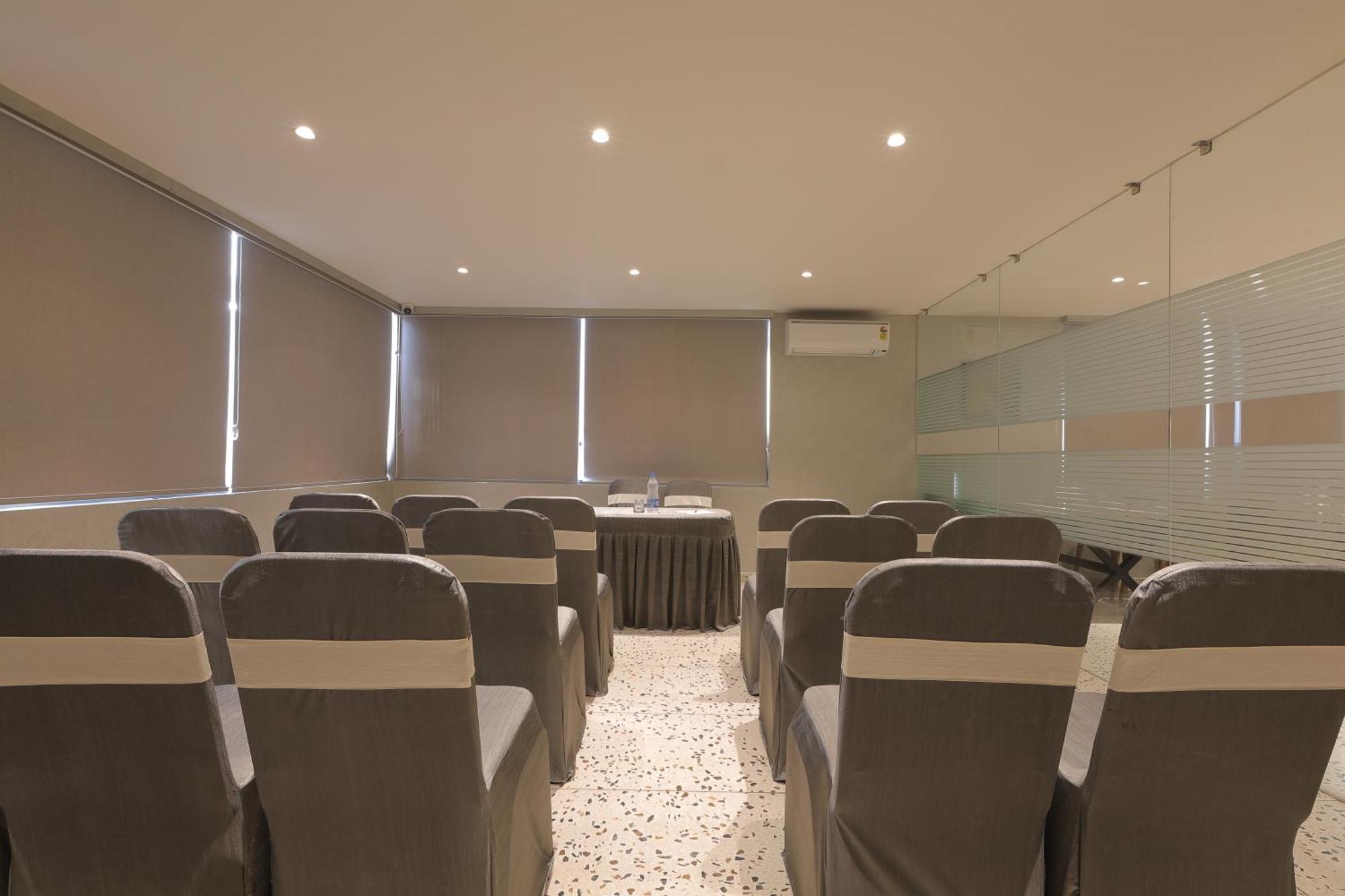 Plenteous Inn Ahmedabad Eksteriør billede