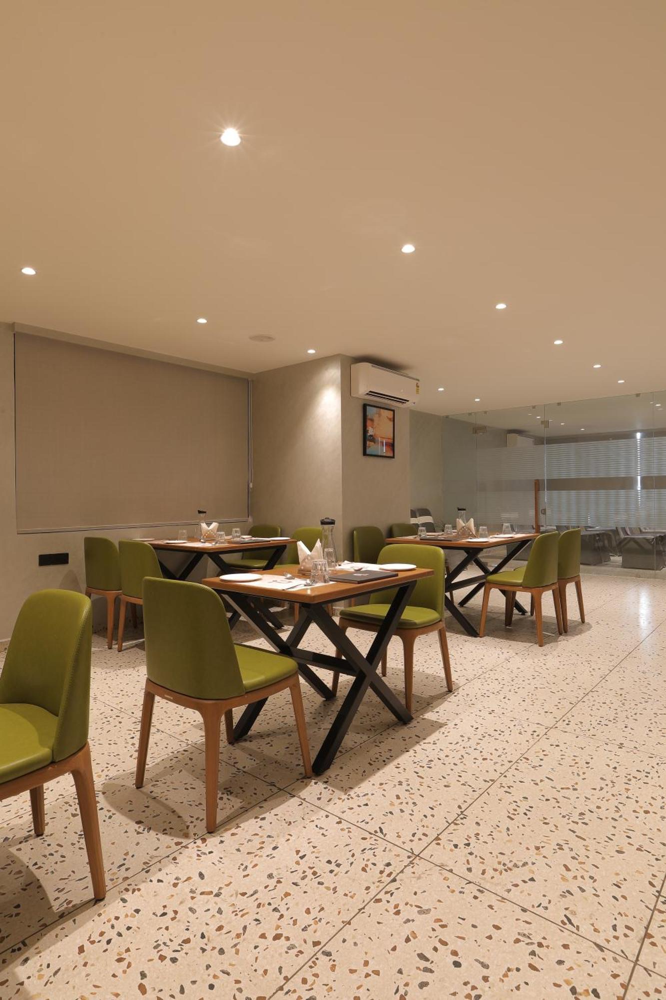 Plenteous Inn Ahmedabad Eksteriør billede