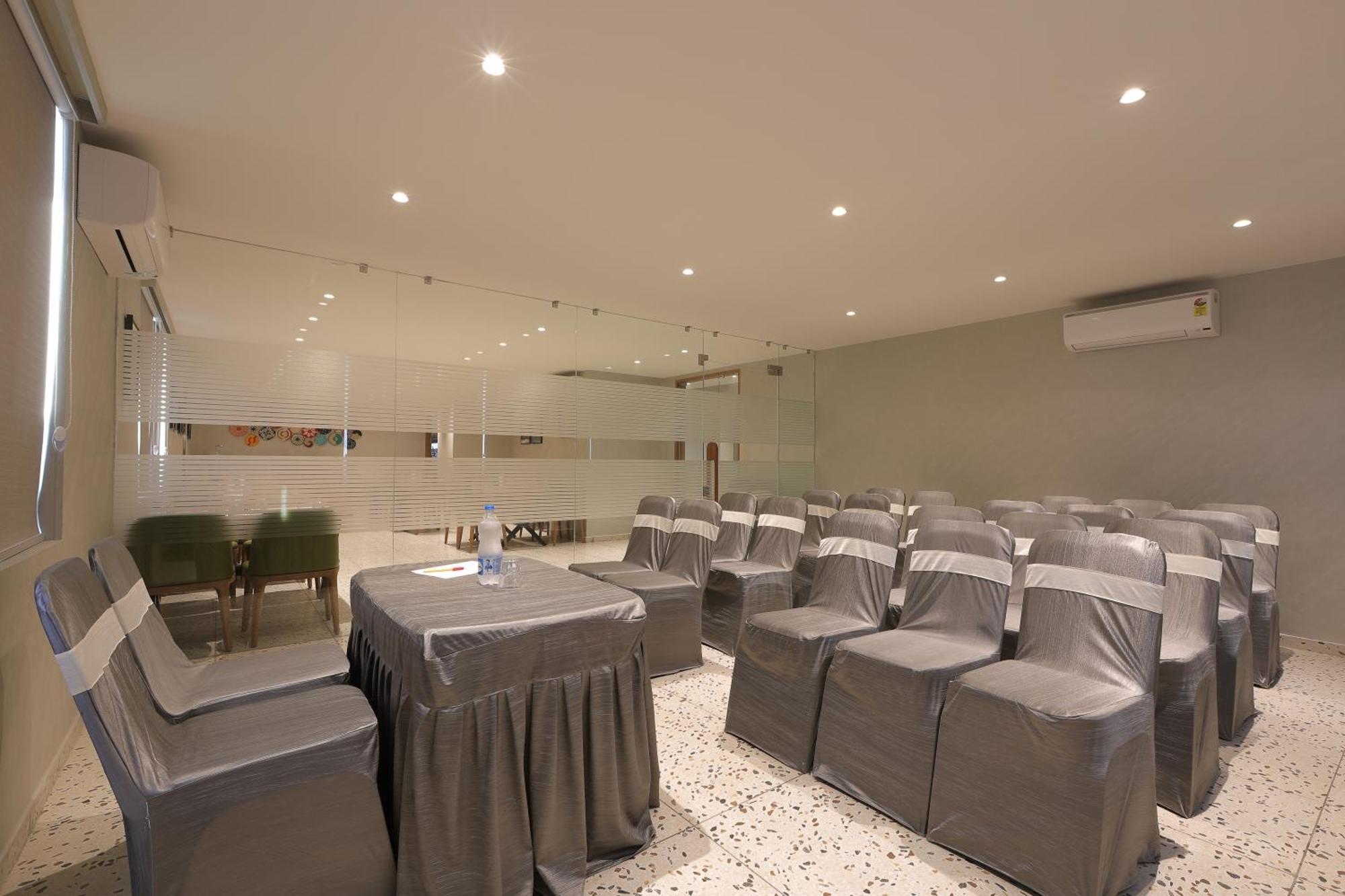 Plenteous Inn Ahmedabad Eksteriør billede