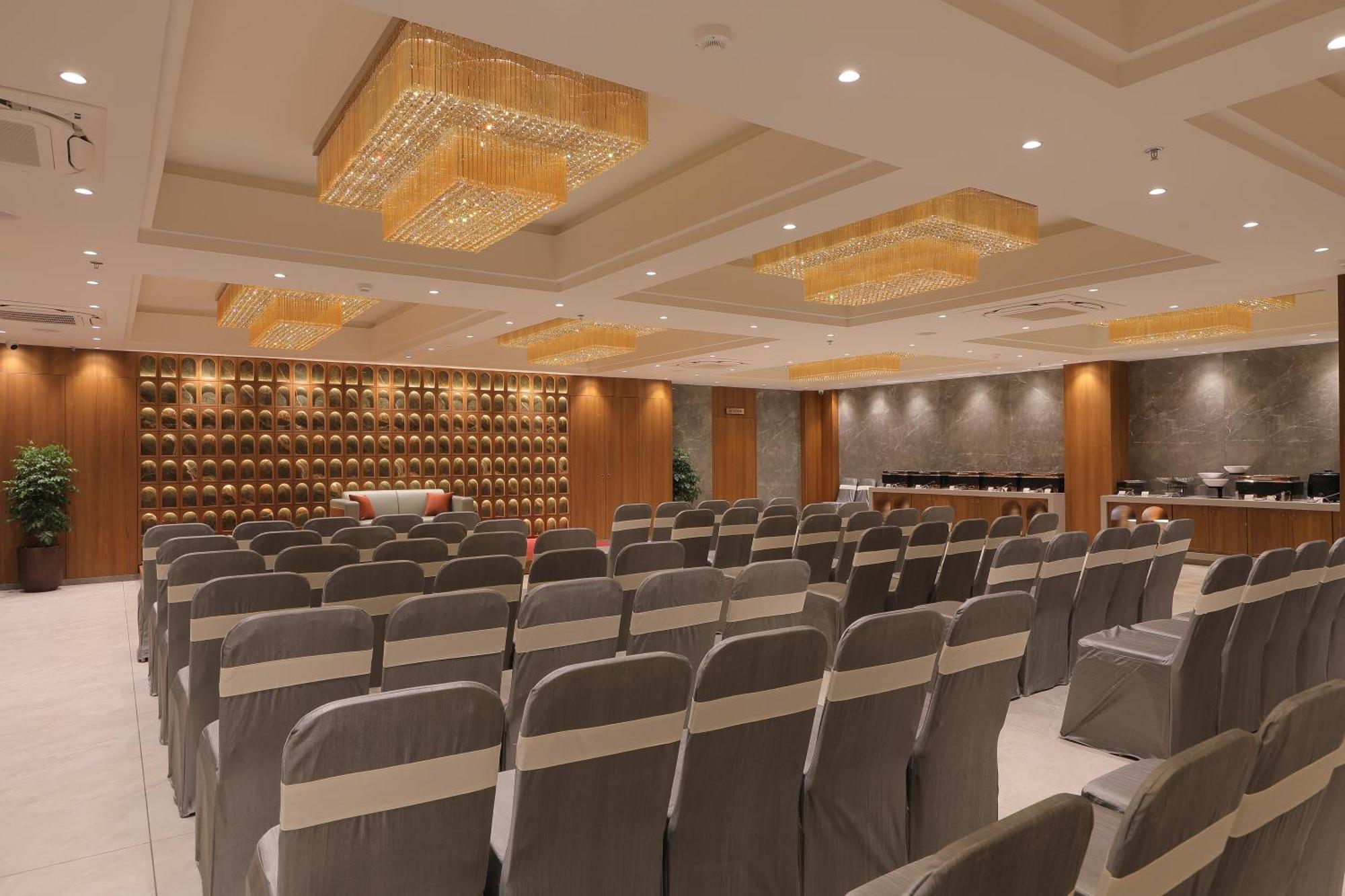 Plenteous Inn Ahmedabad Eksteriør billede