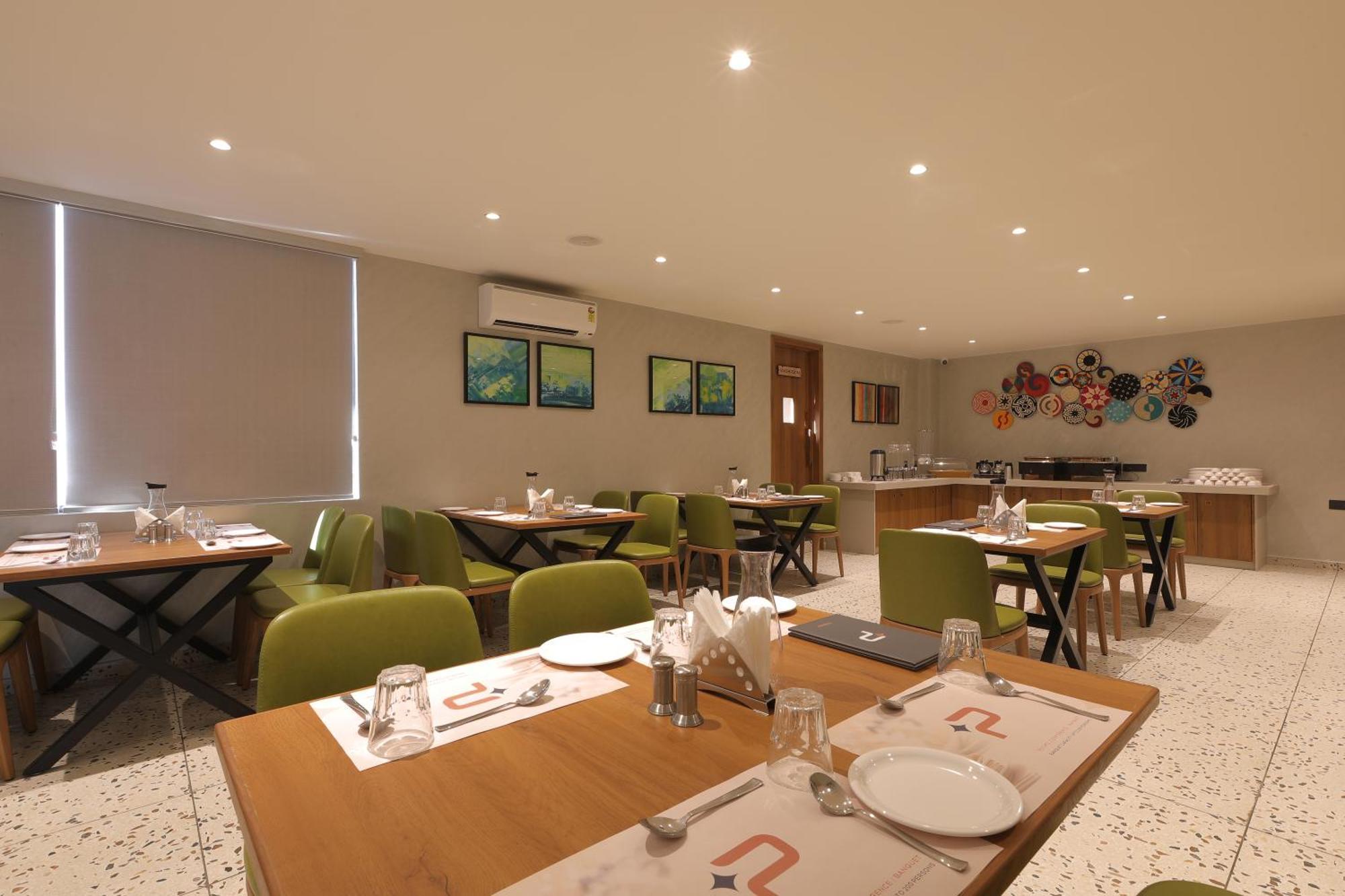 Plenteous Inn Ahmedabad Eksteriør billede