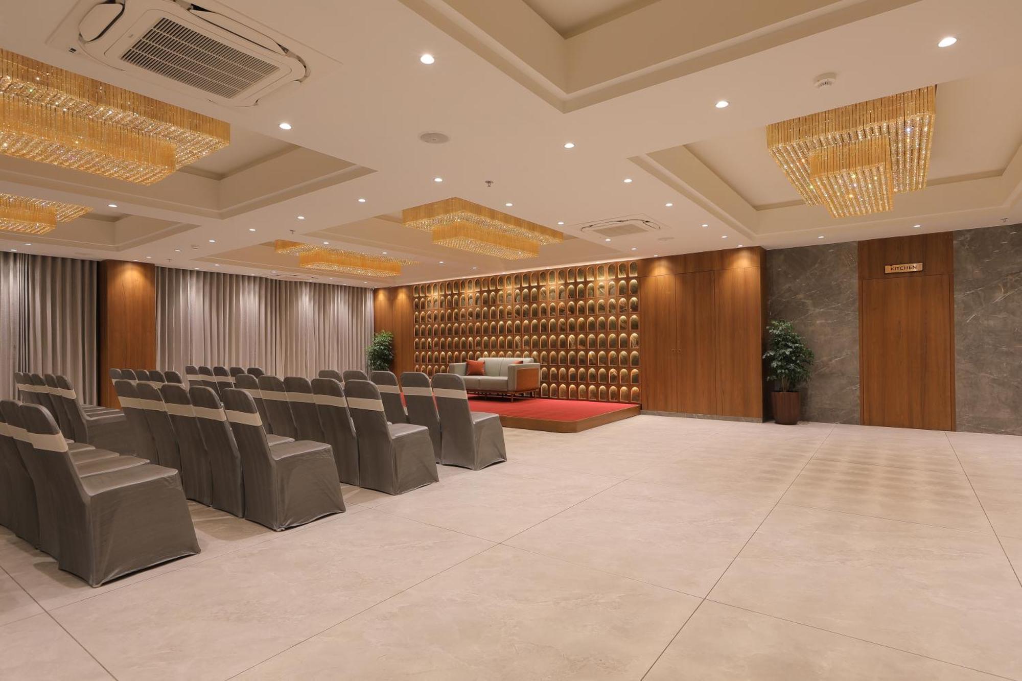 Plenteous Inn Ahmedabad Eksteriør billede