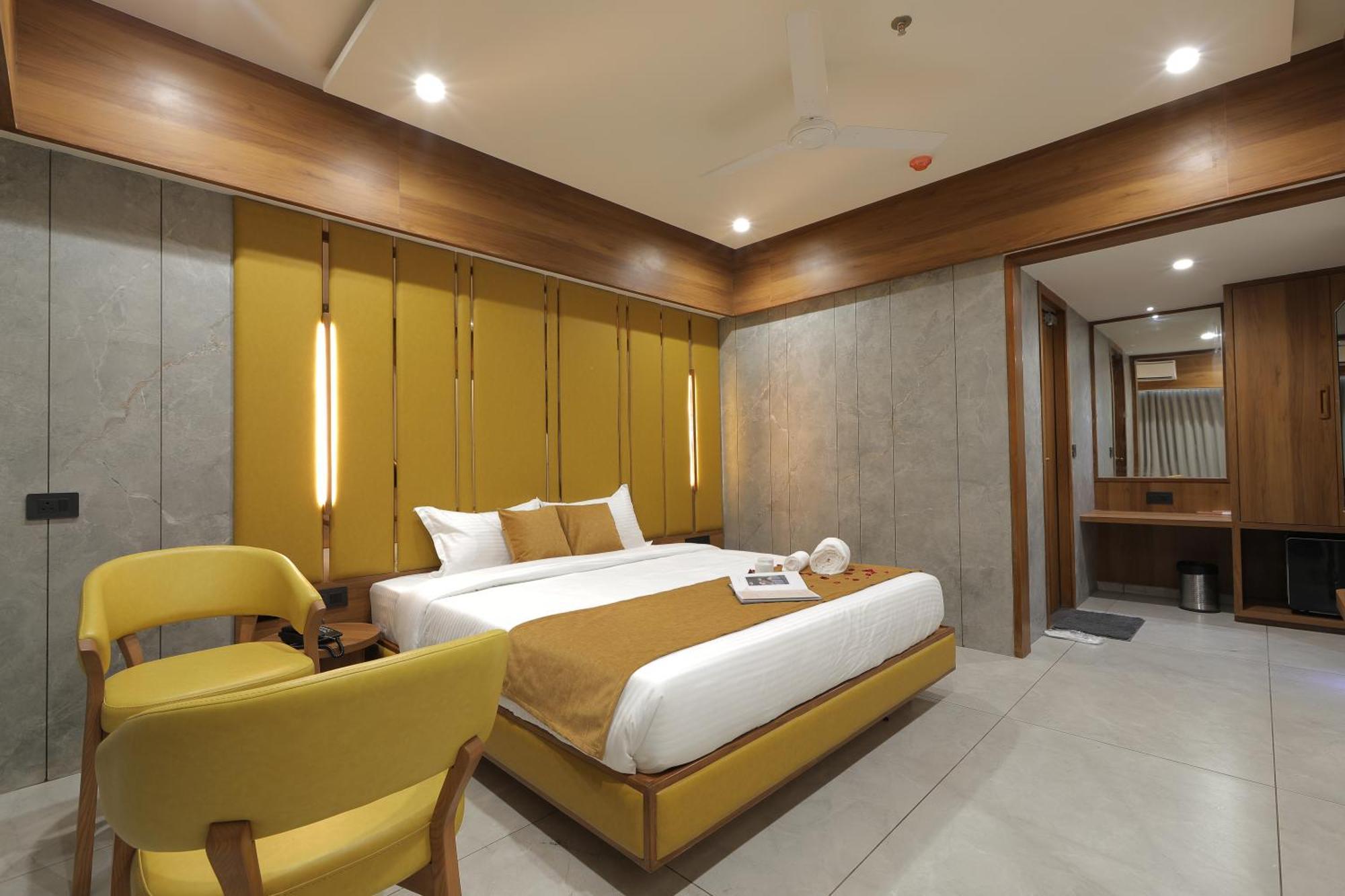 Plenteous Inn Ahmedabad Eksteriør billede