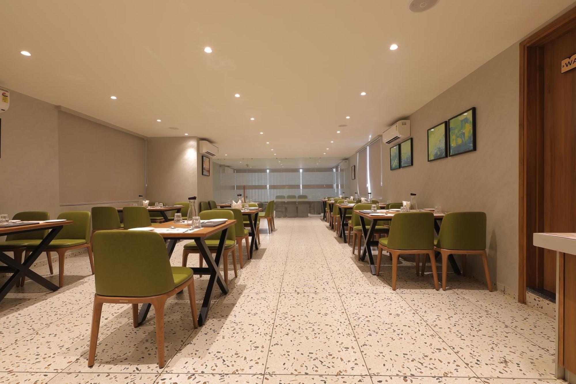 Plenteous Inn Ahmedabad Eksteriør billede
