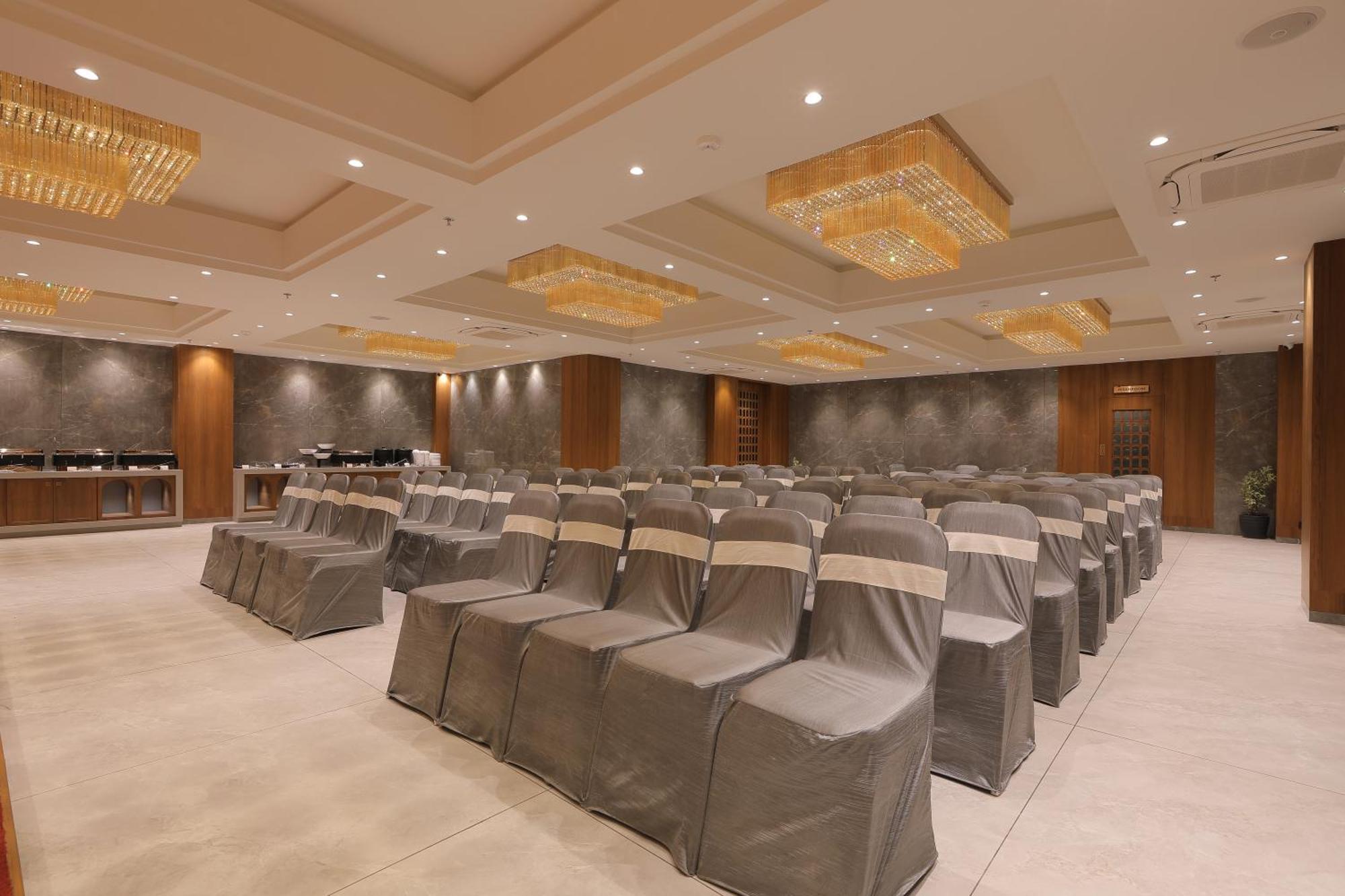 Plenteous Inn Ahmedabad Eksteriør billede