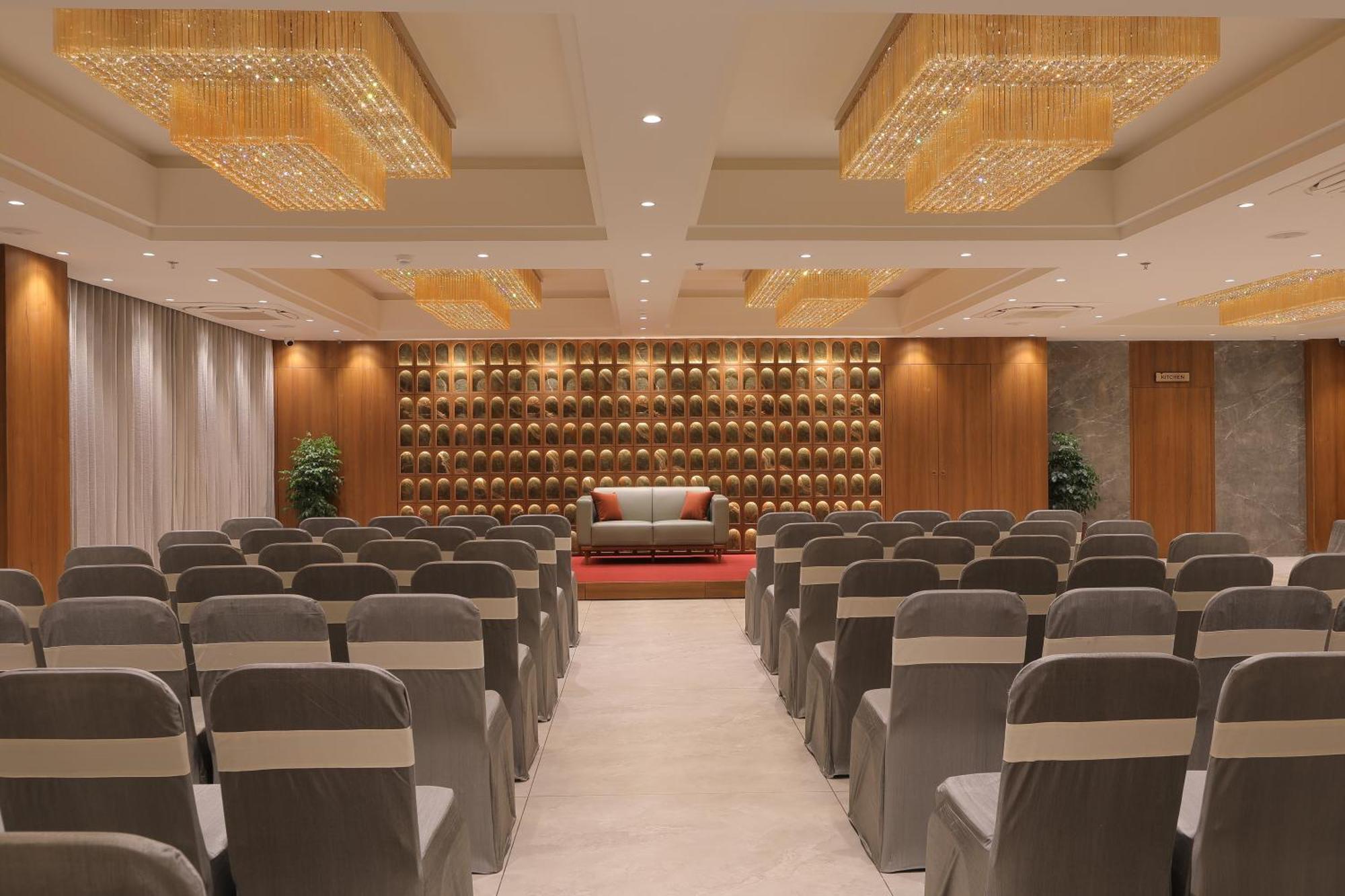 Plenteous Inn Ahmedabad Eksteriør billede