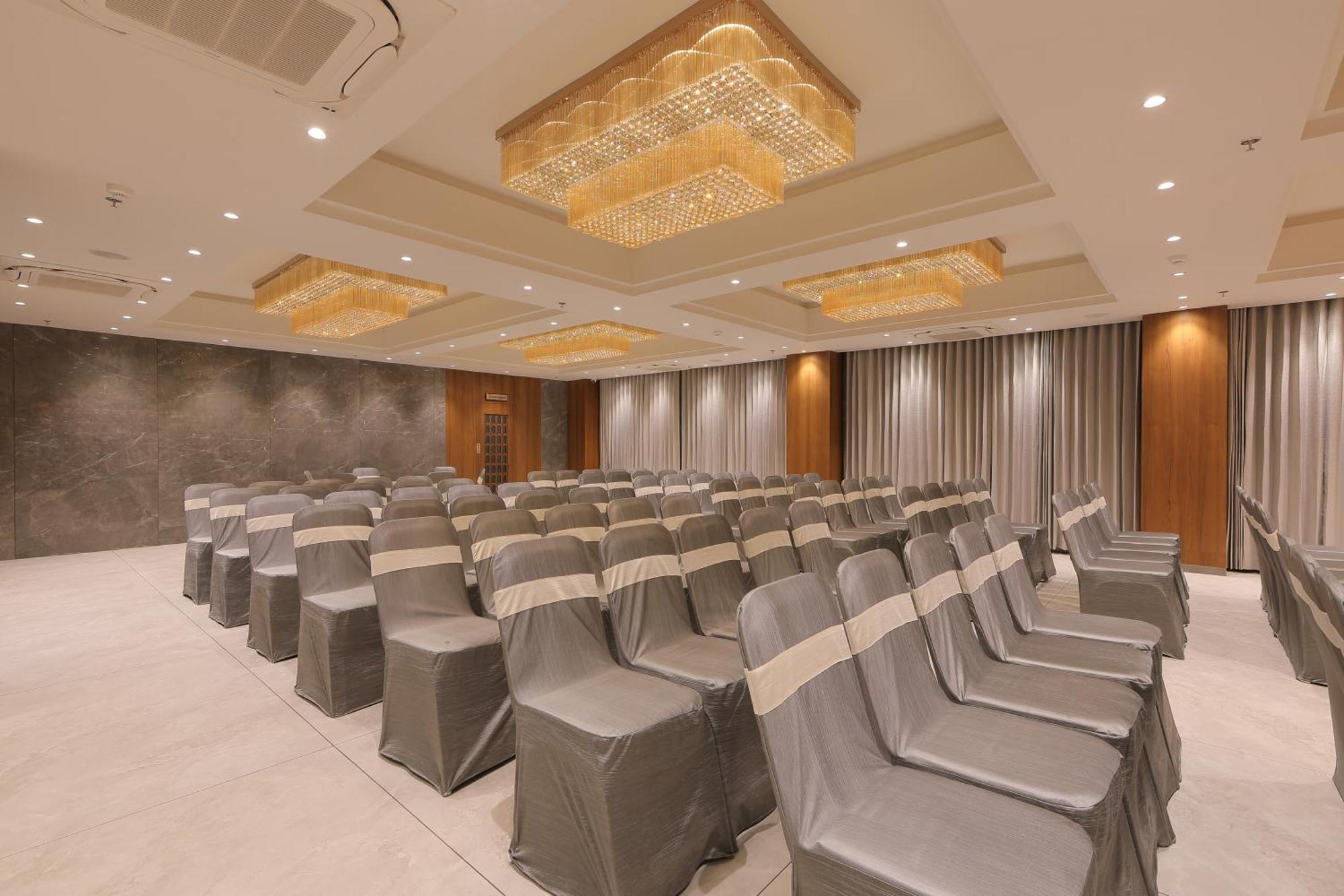 Plenteous Inn Ahmedabad Eksteriør billede
