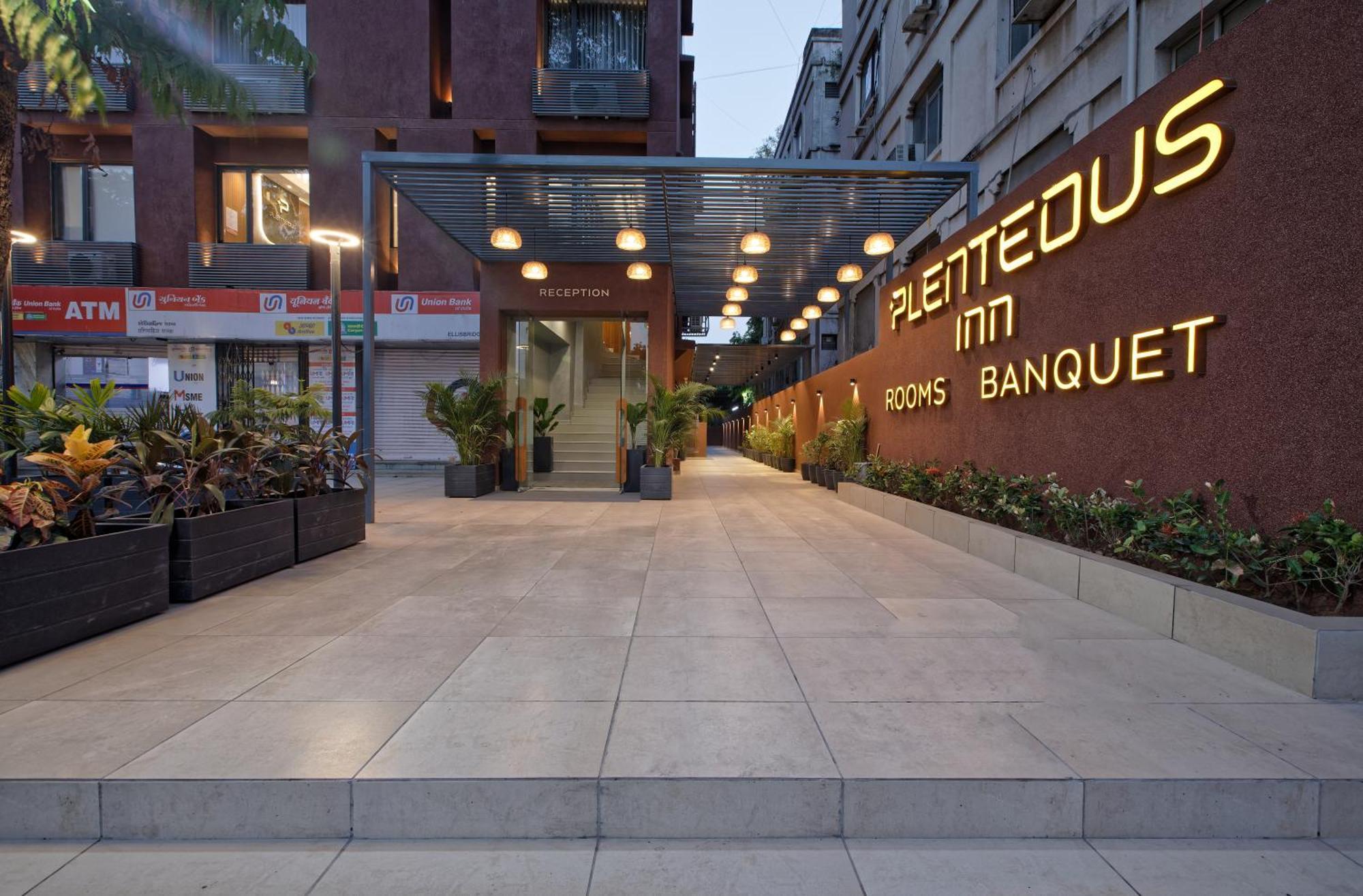 Plenteous Inn Ahmedabad Eksteriør billede